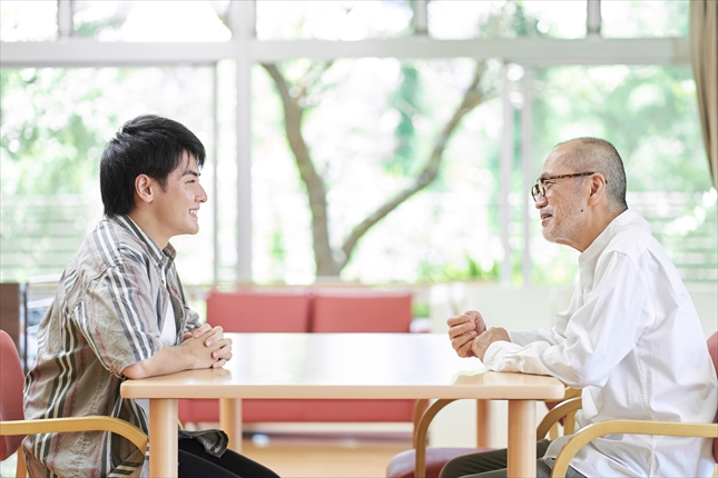 話し合う親子