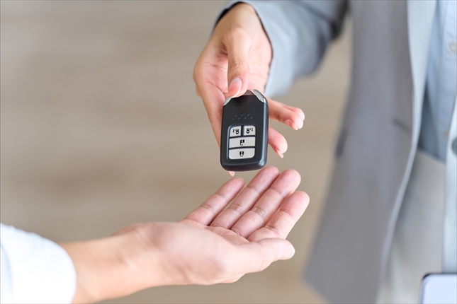 親・祖父母が買った車を借りて乗った後、査定額が110万円未満になってから名義変更する